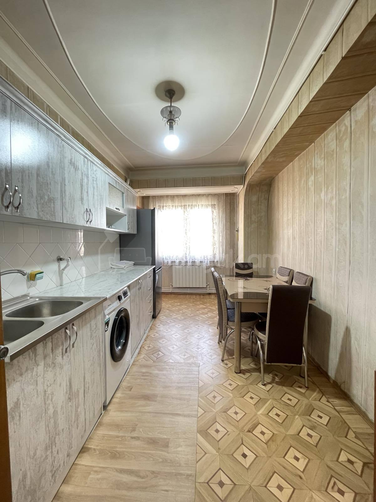 3 Սենյականոց Բնակարան, 90քմ, 10/14 հարկ, Նորմալ Վիճակում, Կահավորված