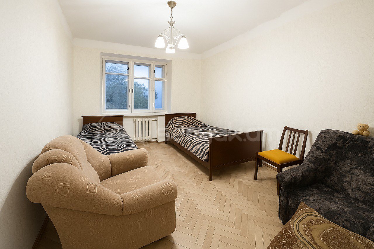 3 Սենյականոց Բնակարան Քարե Շենքում, 70քմ, 2/4 հարկ, Պետական Վիճակում