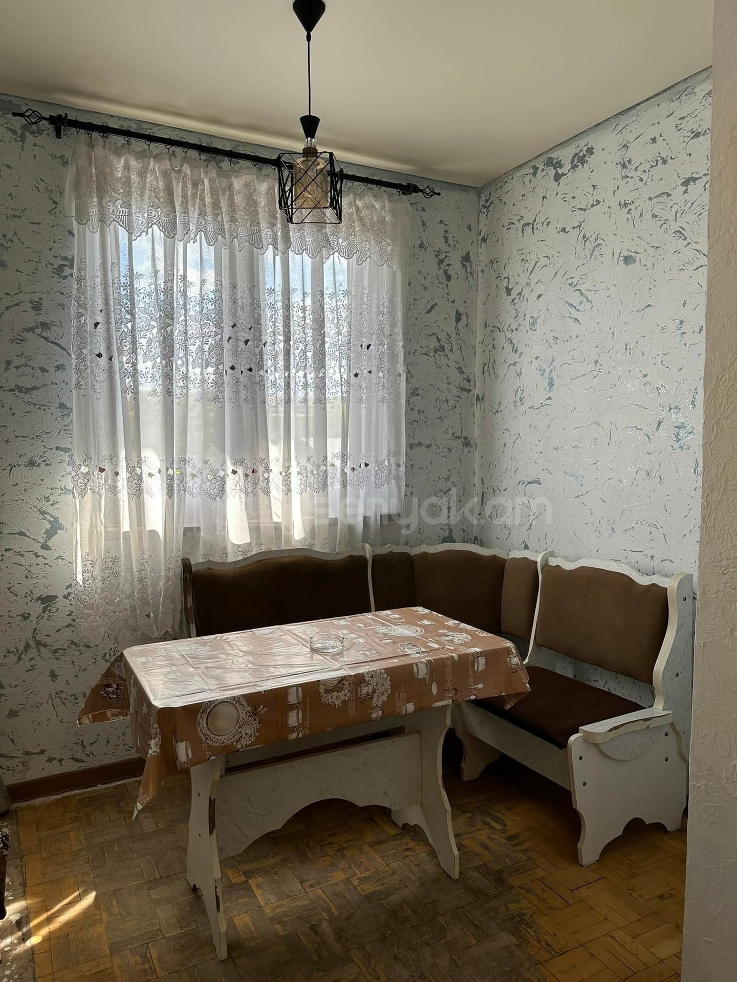 3 Սենյականոց Բնակարան Քարե Շենքում, 55քմ, 3/5 հարկ, Նորմալ Վիճակում, Մասամբ Կահավորված, Արևկող