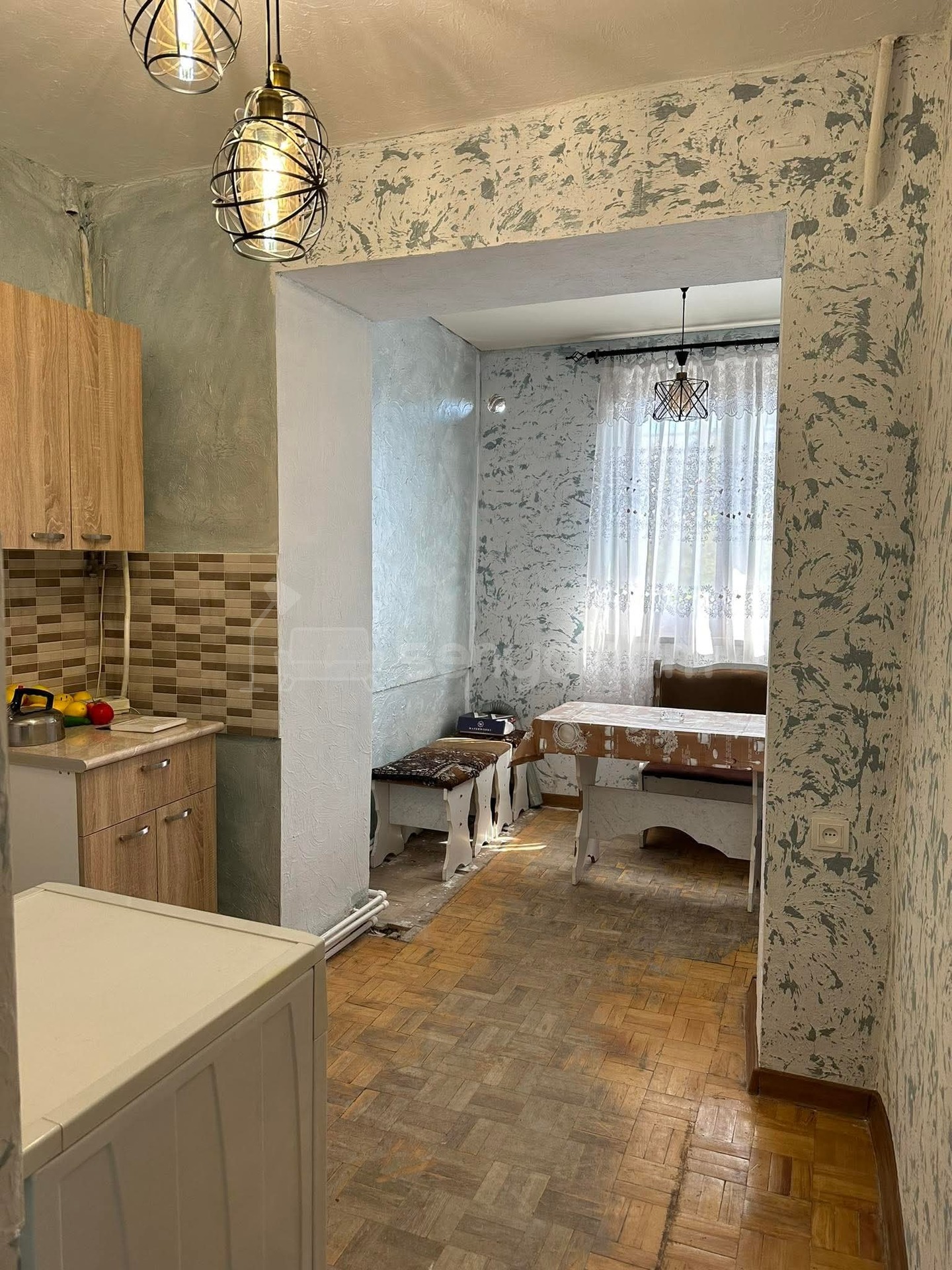 3 Սենյականոց Բնակարան Քարե Շենքում, 55քմ, 3/5 հարկ, Նորմալ Վիճակում, Մասամբ Կահավորված, Արևկող