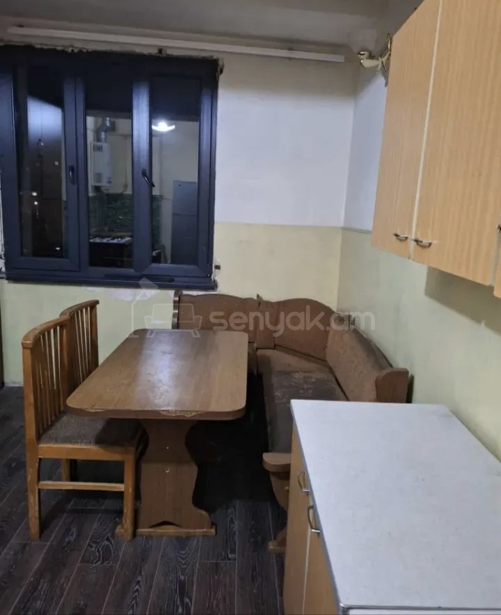 2 Սենյականոց Բնակարան Քարե Շենքում, 50քմ, 5/5 հարկ, Նորմալ Վիճակում, Կահավորված