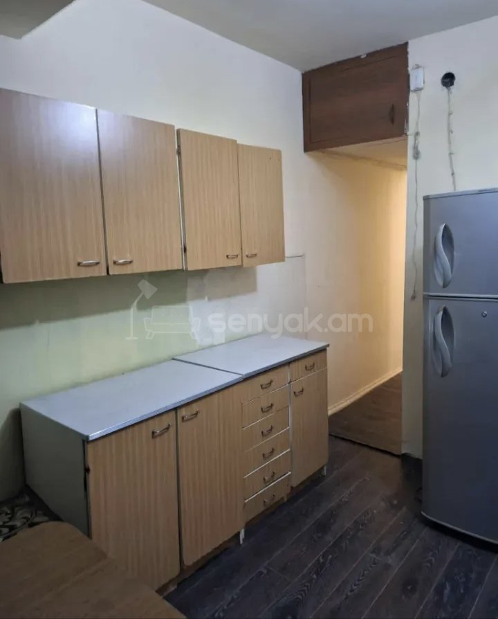 2 Սենյականոց Բնակարան Քարե Շենքում, 50քմ, 5/5 հարկ, Նորմալ Վիճակում, Կահավորված