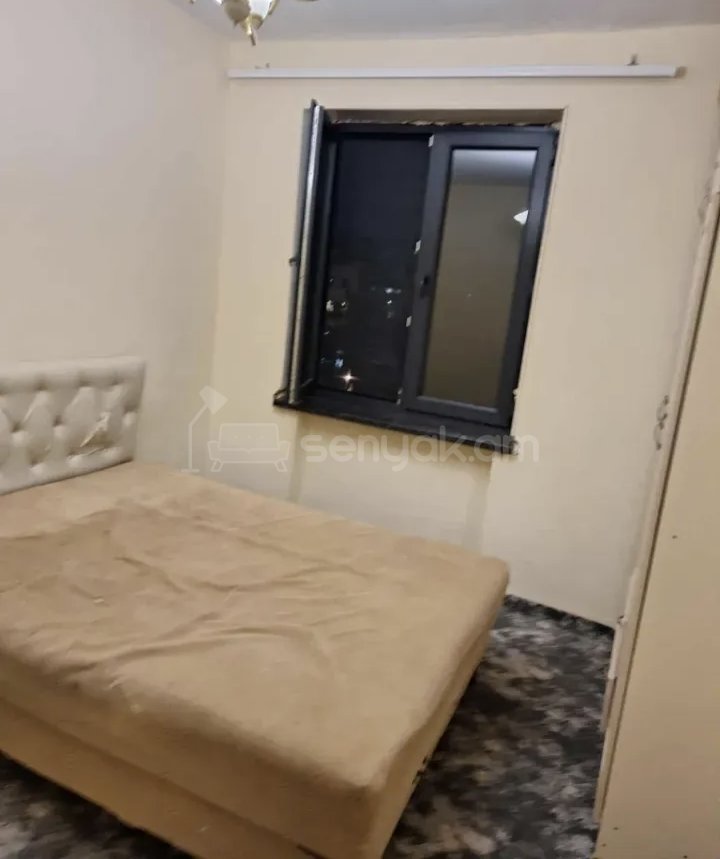 2 Սենյականոց Բնակարան Քարե Շենքում, 50քմ, 5/5 հարկ, Նորմալ Վիճակում, Կահավորված