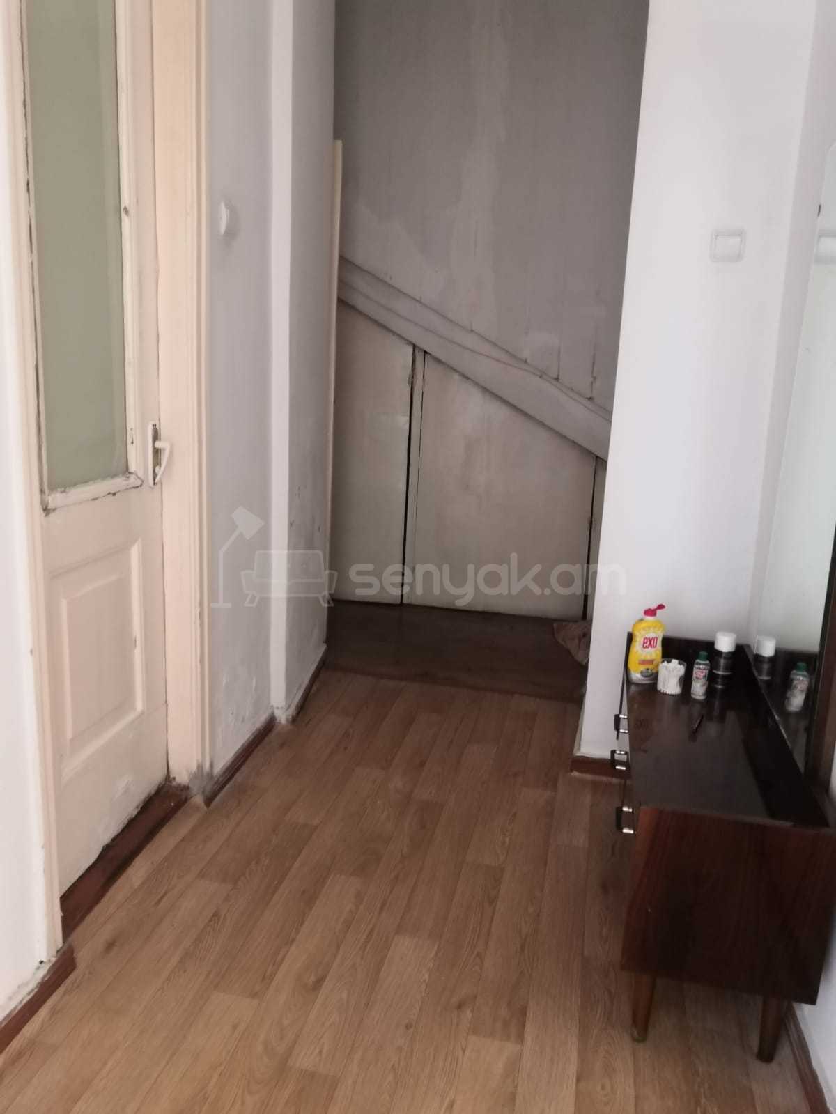 3 Սենյականոց Սեփական Տուն, 80քմ, Կոսմետիկ Վերանորոգված, Մասամբ Կահավորված