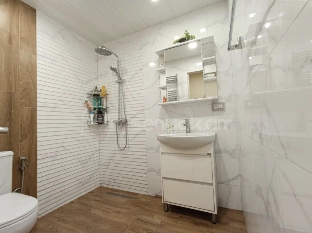 3 Սենյականոց Բնակարան Քարե Շենքում, 95քմ, 6/8 հարկ, Կապիտալ Վերանորոգված