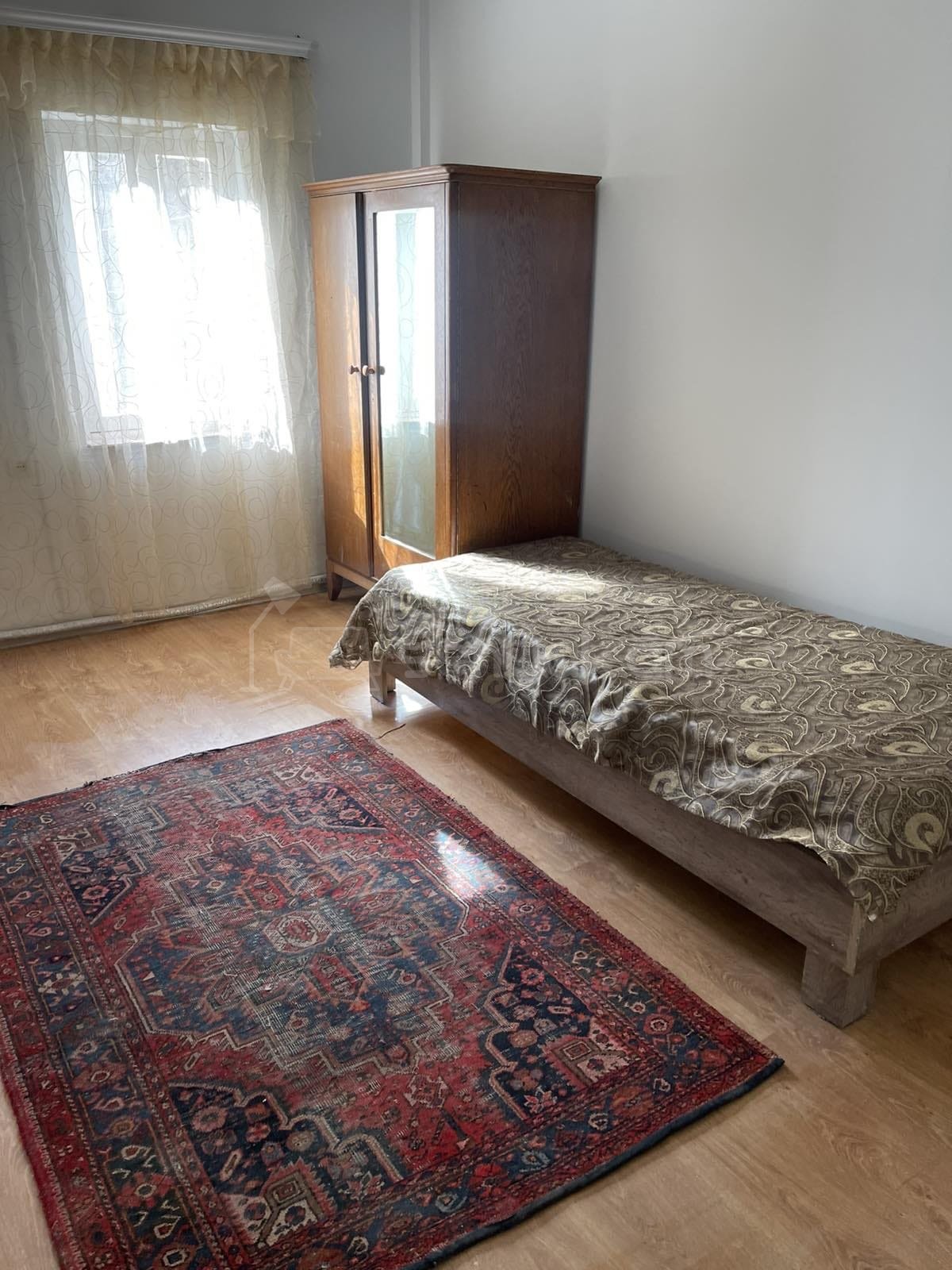 1 Սենյականոց Բնակարան Քարե Շենքում, 30քմ, 1/2 հարկ, Նորմալ Վիճակում, Կահավորված