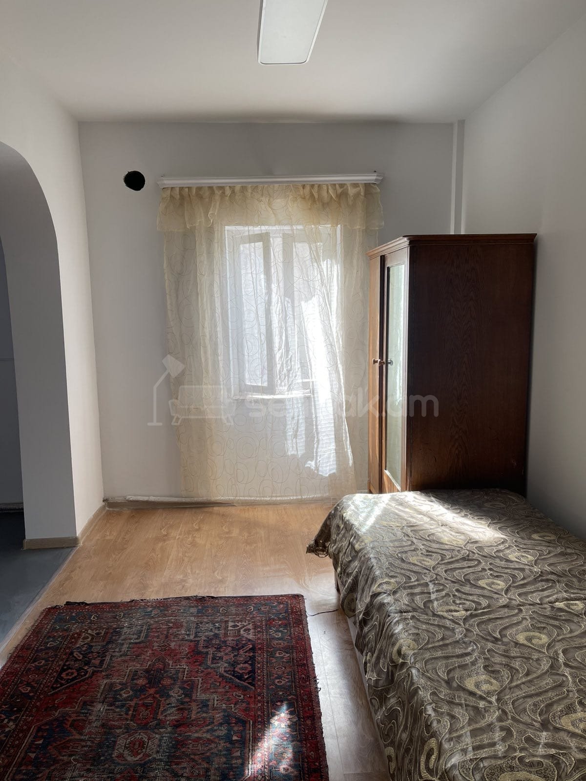 1 Սենյականոց Բնակարան Քարե Շենքում, 30քմ, 1/2 հարկ, Նորմալ Վիճակում, Կահավորված