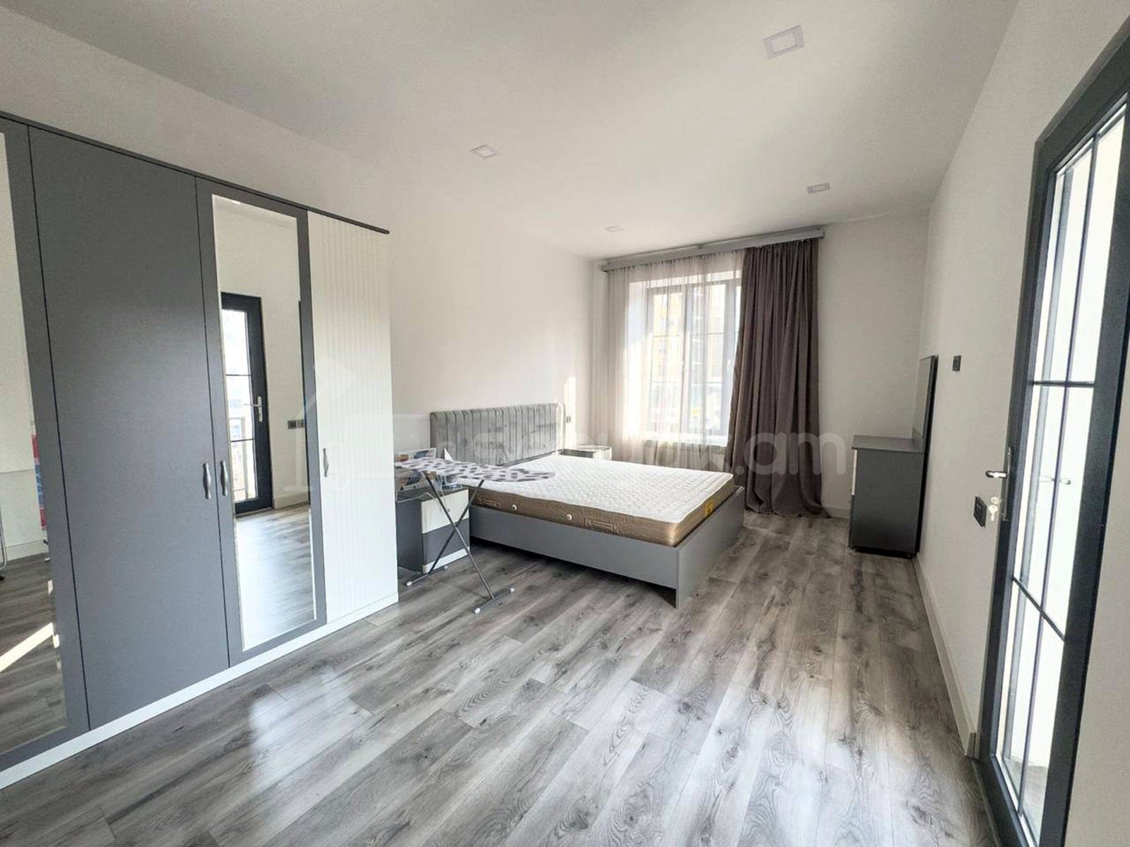 1 Սենյականոց Բնակարան Քարե Շենքում, 45քմ, 3/4 հարկ, Դիզայներական Վերանորոգված