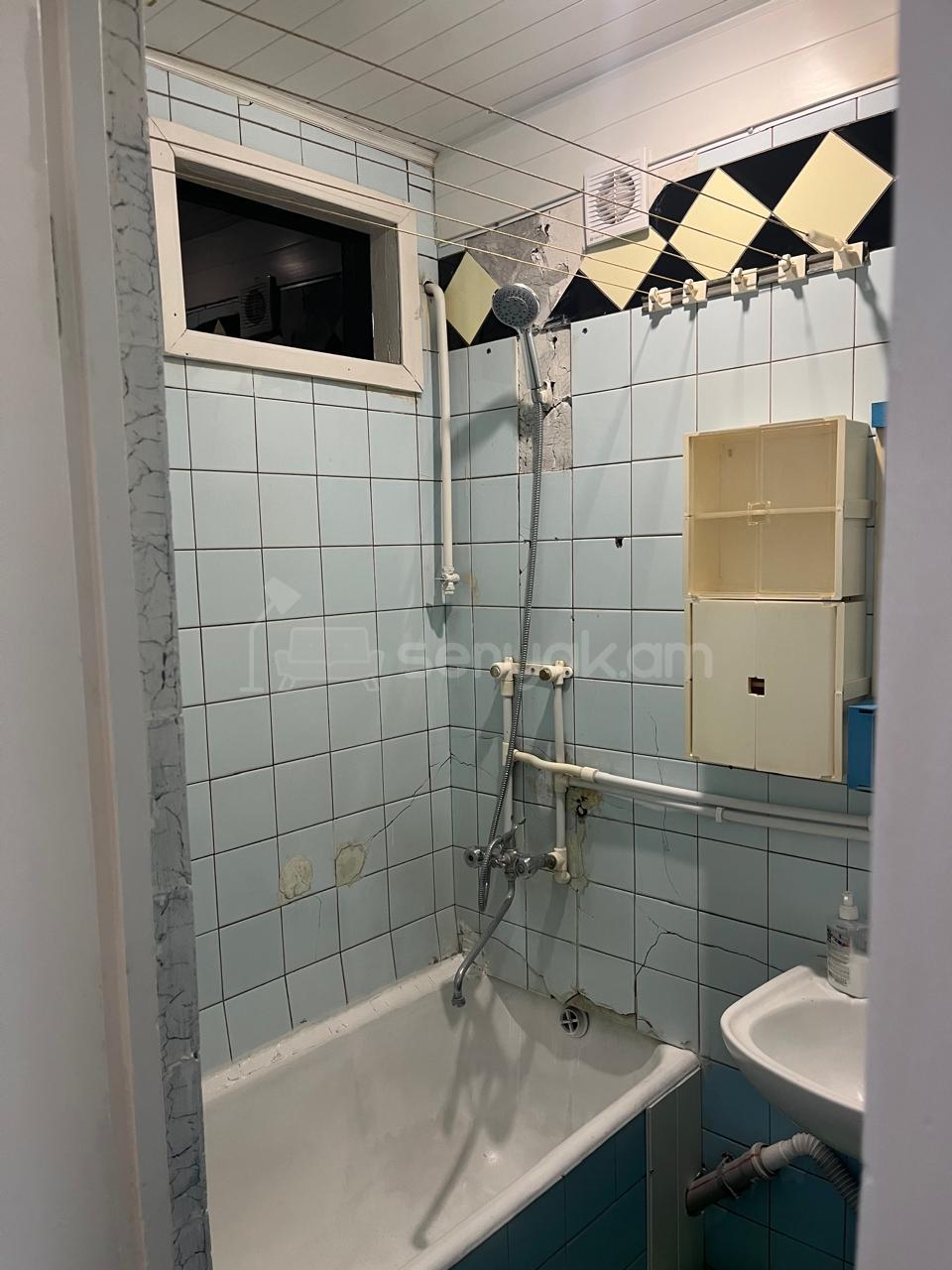 3 Սենյականոց Բնակարան Քարե Շենքում, 80քմ, 3/5 հարկ, Նորմալ Վիճակում, Կահավորված