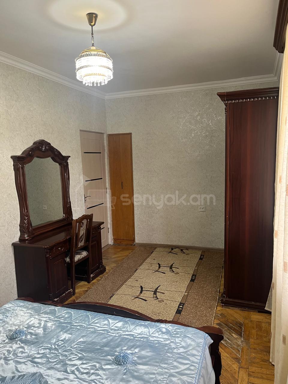 3 Սենյականոց Բնակարան Քարե Շենքում, 80քմ, 3/5 հարկ, Նորմալ Վիճակում, Կահավորված