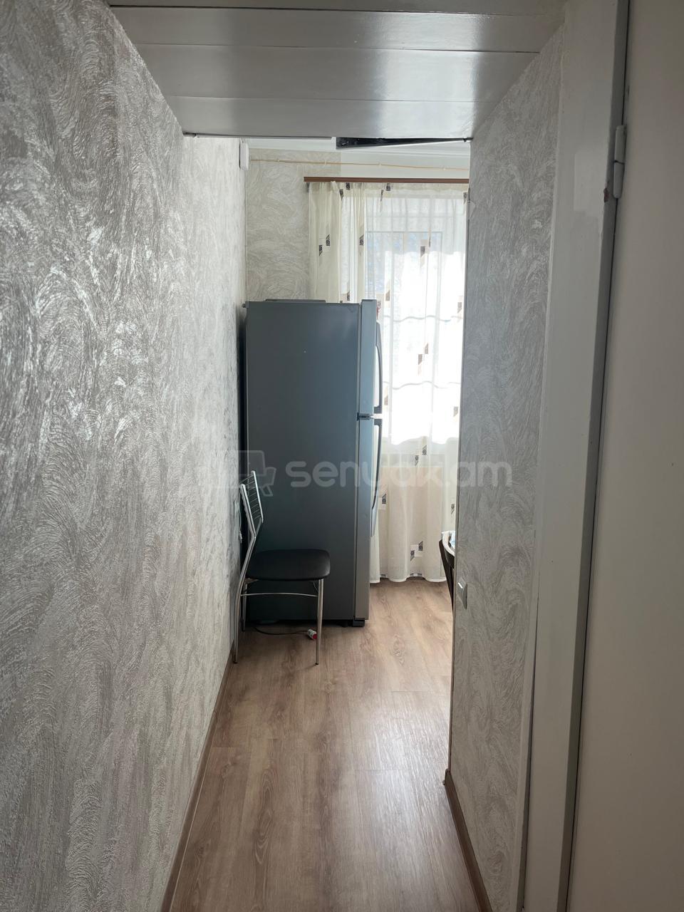 3 Սենյականոց Բնակարան Քարե Շենքում, 80քմ, 3/5 հարկ, Նորմալ Վիճակում, Կահավորված