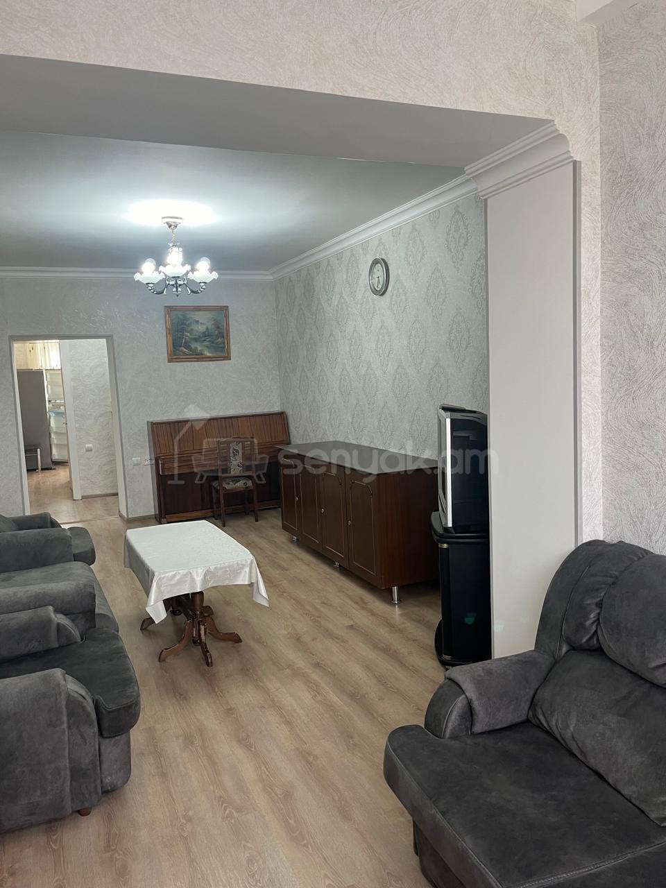 3 Սենյականոց Բնակարան Քարե Շենքում, 80քմ, 3/5 հարկ, Նորմալ Վիճակում, Կահավորված