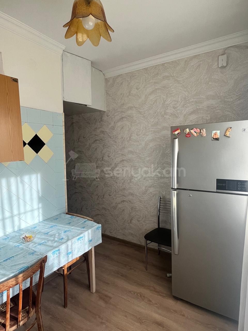 3 Սենյականոց Բնակարան Քարե Շենքում, 80քմ, 3/5 հարկ, Նորմալ Վիճակում, Կահավորված