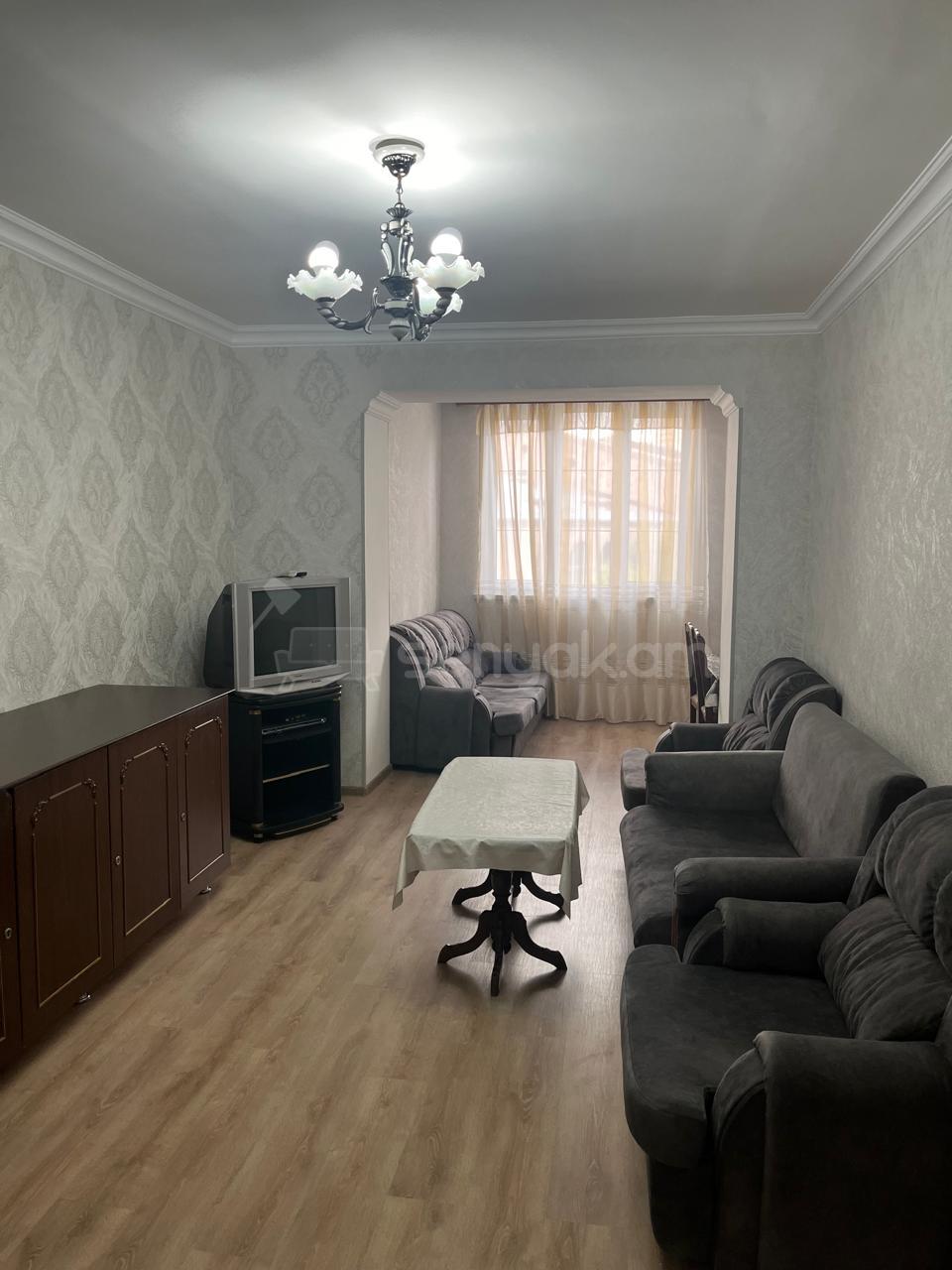 3 Սենյականոց Բնակարան Քարե Շենքում, 80քմ, 3/5 հարկ, Նորմալ Վիճակում, Կահավորված