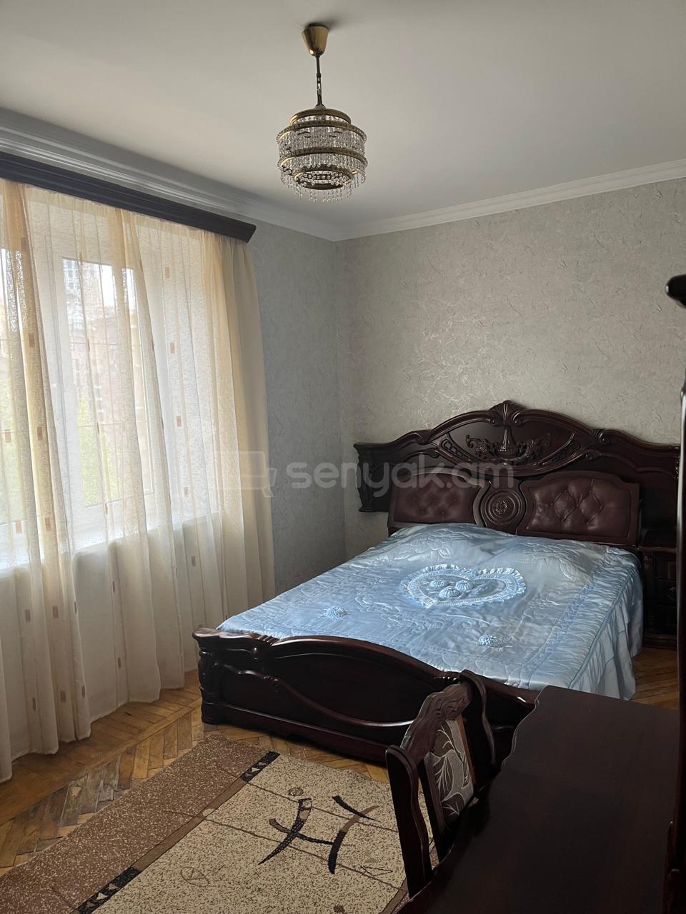 3 Սենյականոց Բնակարան Քարե Շենքում, 80քմ, 3/5 հարկ, Նորմալ Վիճակում, Կահավորված