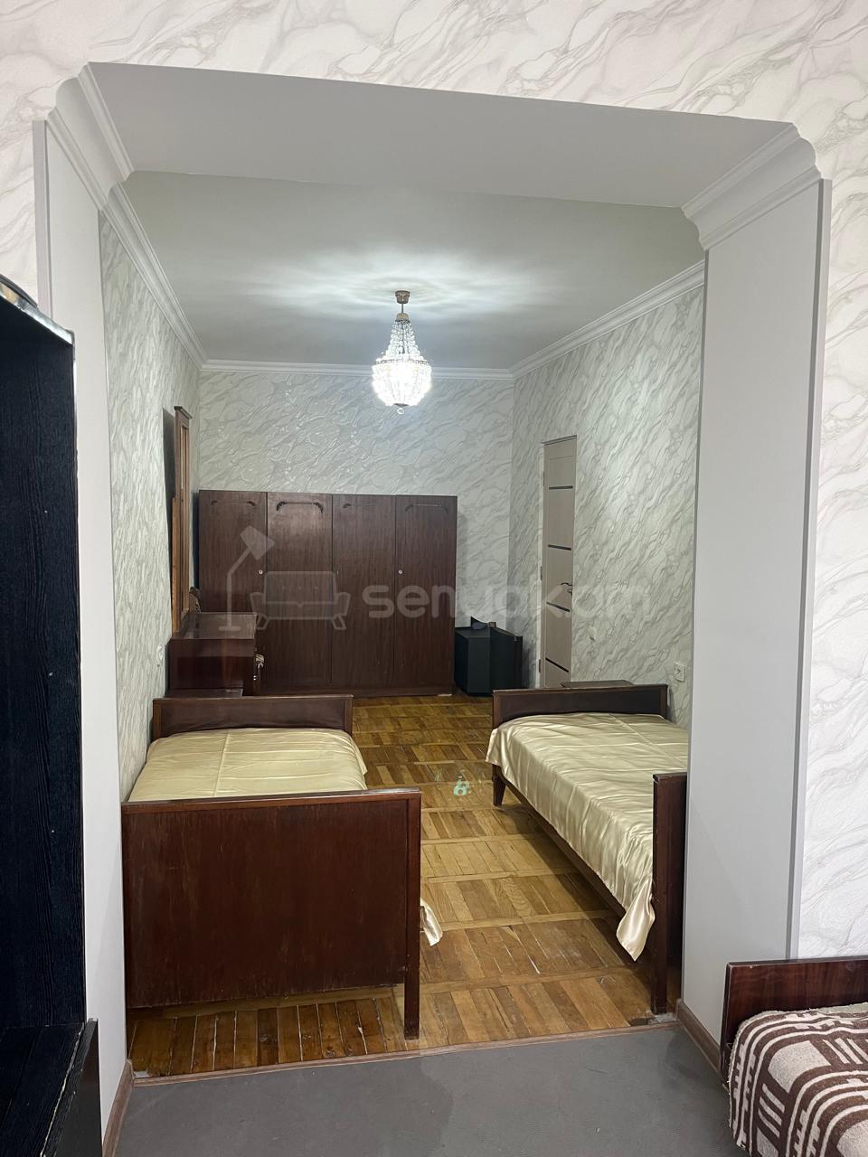 3 Սենյականոց Բնակարան Քարե Շենքում, 80քմ, 3/5 հարկ, Նորմալ Վիճակում, Կահավորված