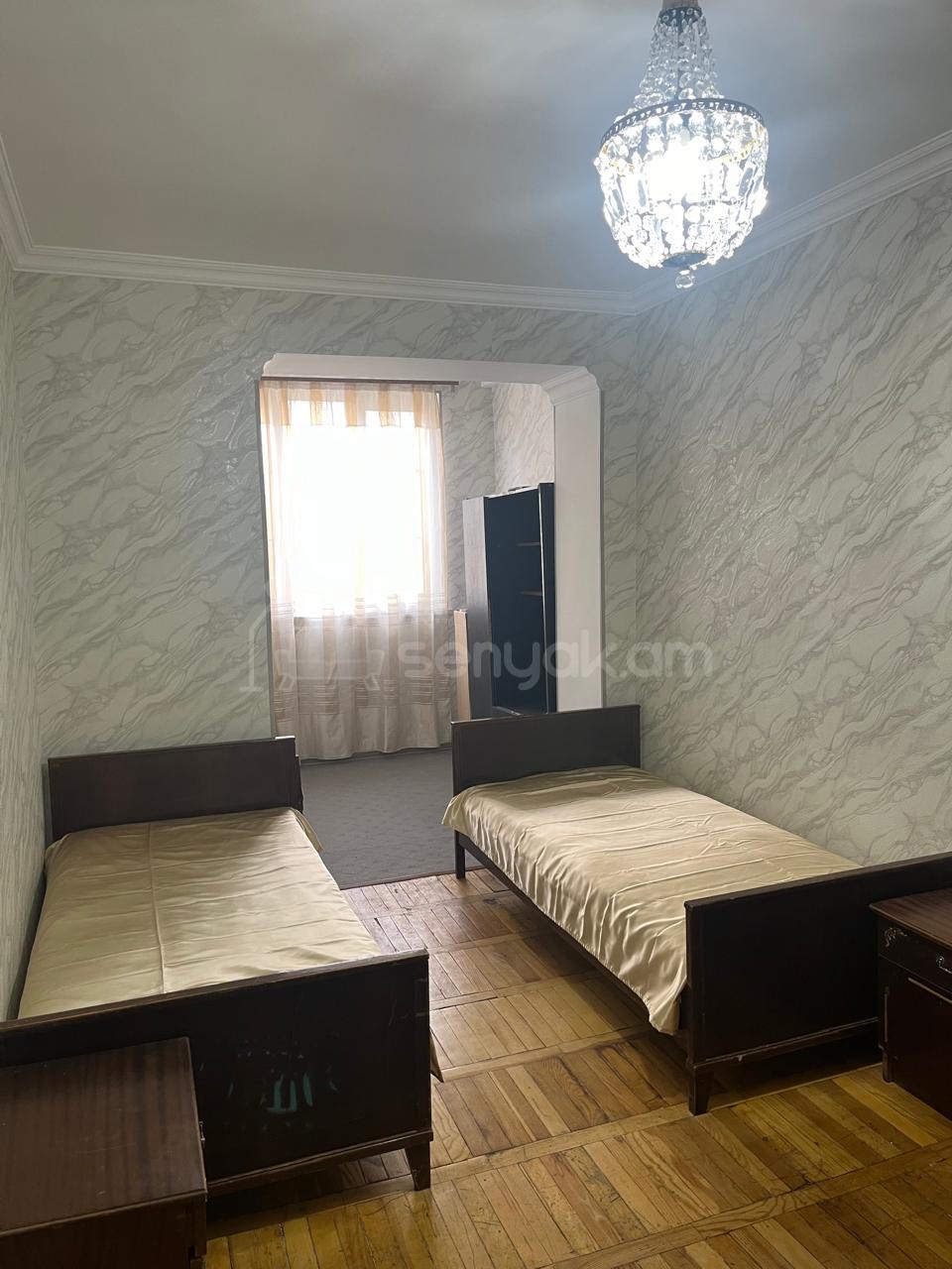 3 Սենյականոց Բնակարան Քարե Շենքում, 80քմ, 3/5 հարկ, Նորմալ Վիճակում, Կահավորված