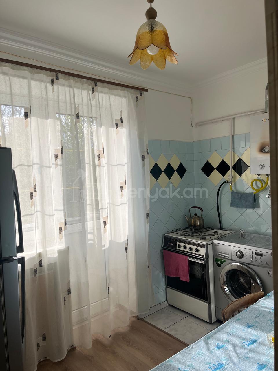 3 Սենյականոց Բնակարան Քարե Շենքում, 80քմ, 3/5 հարկ, Նորմալ Վիճակում, Կահավորված