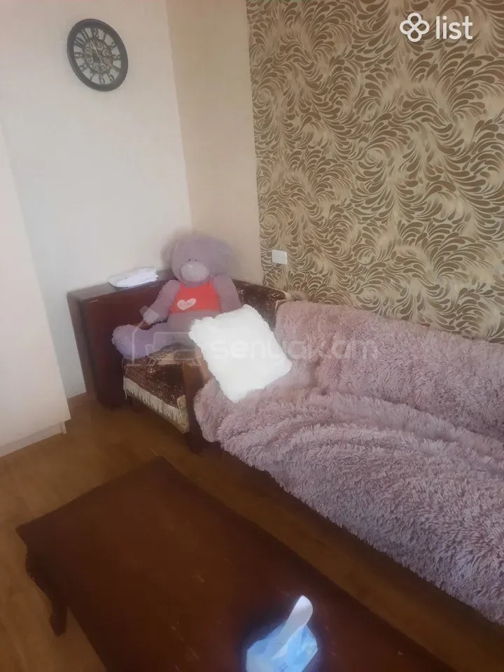 1 Սենյականոց Բնակարան Քարե Շենքում, 45քմ, 3/5 հարկ, Նորմալ Վիճակում, Կահավորված