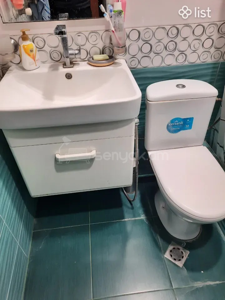 1 Սենյականոց Բնակարան Քարե Շենքում, 45քմ, 3/5 հարկ, Նորմալ Վիճակում, Կահավորված