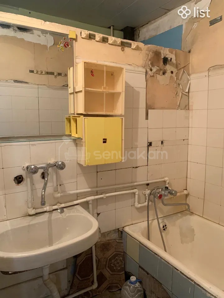 1 Սենյականոց Բնակարան Քարե Շենքում, 50քմ, 2/5 հարկ, Նորմալ Վիճակում, Կահավորված