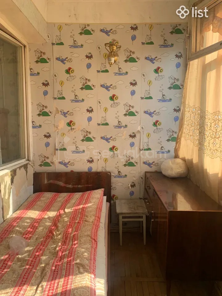 1 Սենյականոց Բնակարան Քարե Շենքում, 50քմ, 2/5 հարկ, Նորմալ Վիճակում, Կահավորված