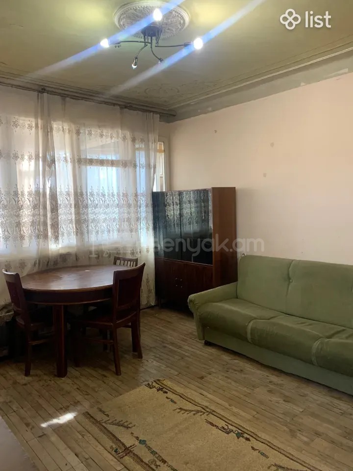 1 Սենյականոց Բնակարան Քարե Շենքում, 50քմ, 2/5 հարկ, Նորմալ Վիճակում, Կահավորված