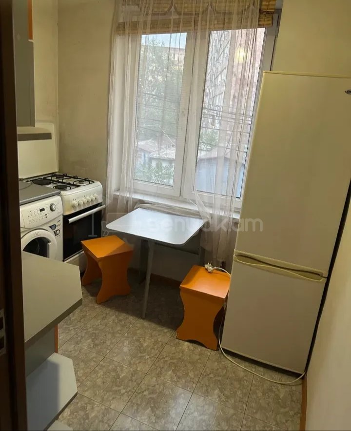 1 Սենյականոց Բնակարան Քարե Շենքում, 40քմ, 2/4 հարկ, Նորմալ Վիճակում, Կահավորված