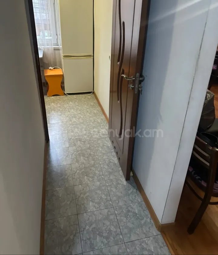 1 Սենյականոց Բնակարան Քարե Շենքում, 40քմ, 2/4 հարկ, Նորմալ Վիճակում, Կահավորված