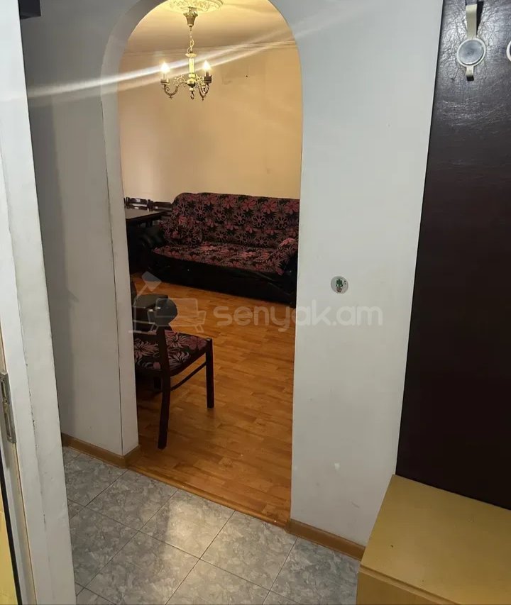 1 Սենյականոց Բնակարան Քարե Շենքում, 40քմ, 2/4 հարկ, Նորմալ Վիճակում, Կահավորված