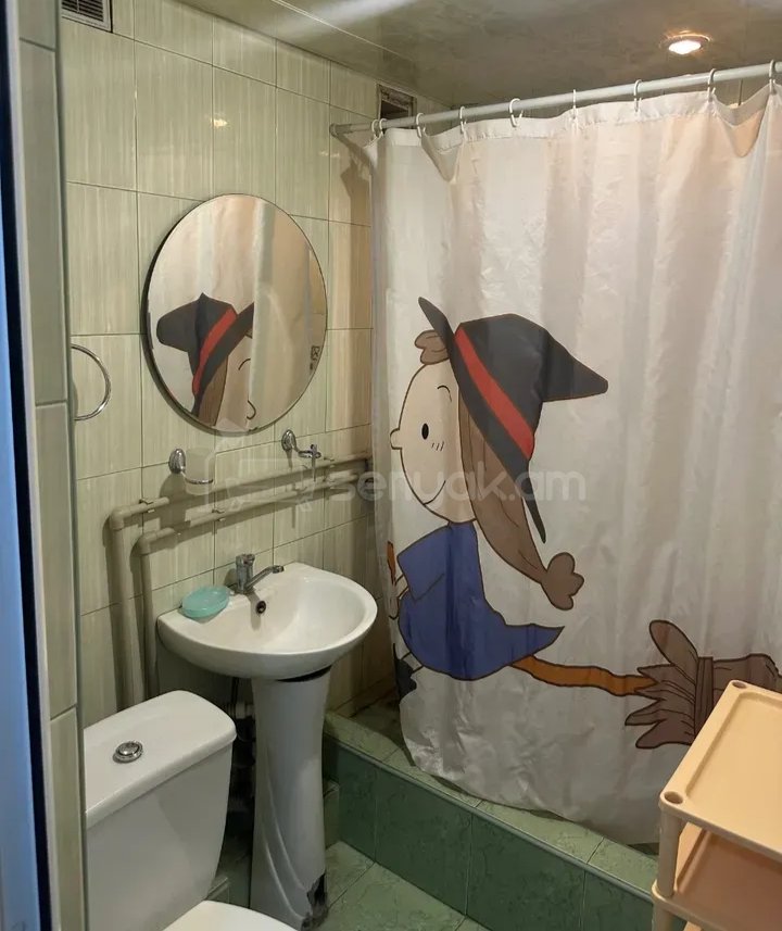 1 Սենյականոց Բնակարան Քարե Շենքում, 40քմ, 2/4 հարկ, Նորմալ Վիճակում, Կահավորված