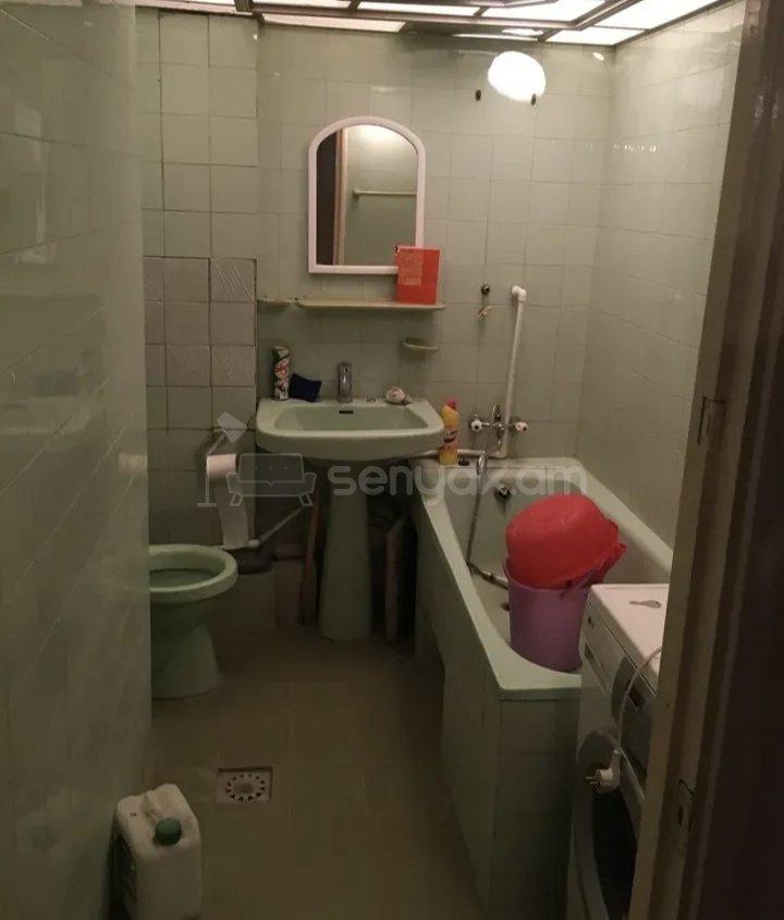 1 Սենյականոց Բնակարան Քարե Շենքում, 42քմ, 2/4 հարկ, Նորմալ Վիճակում, Կահավորված