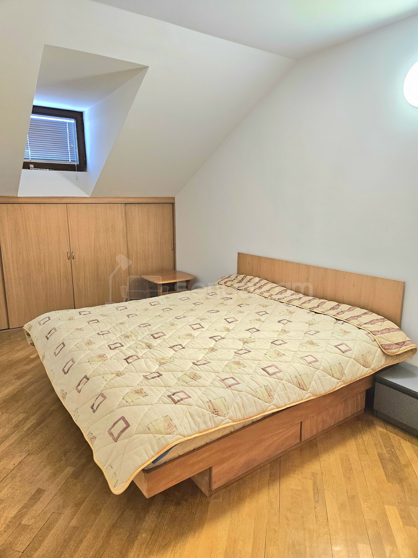 3 Սենյականոց Բնակարան Քարե Շենքում, 155քմ, 5/5 հարկ, Դիզայներական Վերանորոգված, Կահավորված, Արևկող