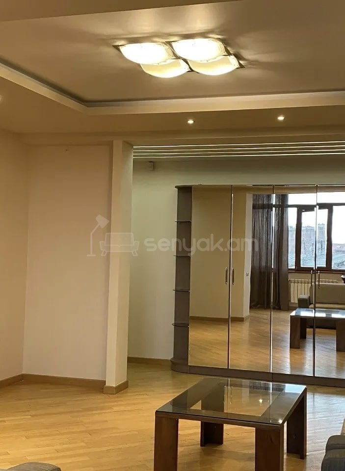 2 Սենյականոց Բնակարան Քարե Շենքում, 70քմ, 4/5 հարկ, Կապիտալ Վերանորոգված