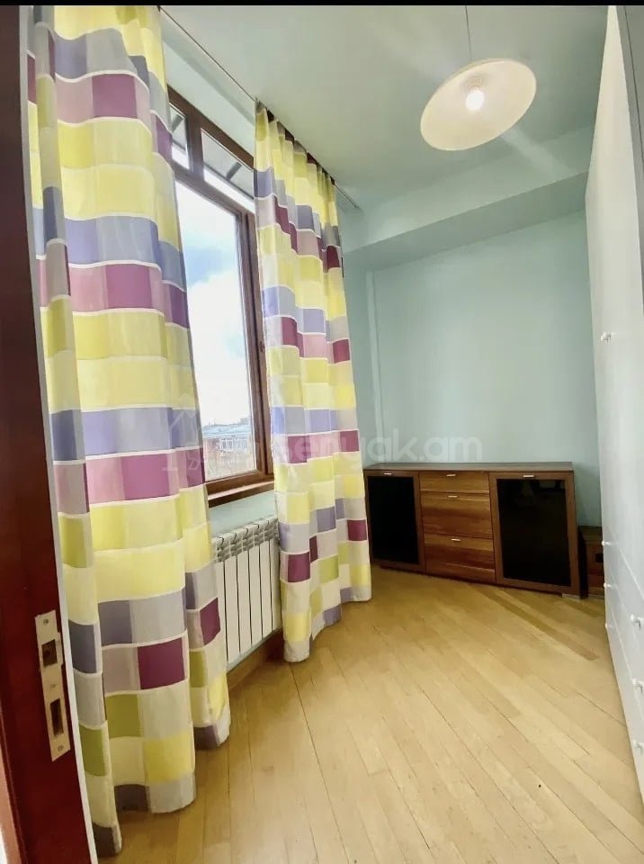 2 Սենյականոց Բնակարան Քարե Շենքում, 70քմ, 4/5 հարկ, Կապիտալ Վերանորոգված