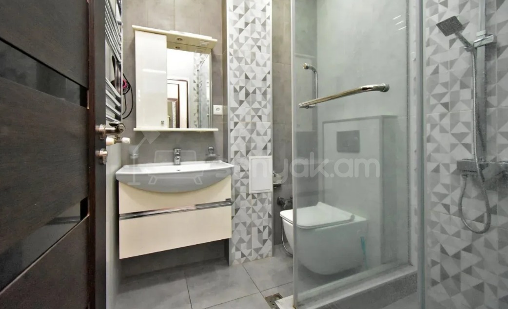 2 Սենյականոց Բնակարան Քարե Շենքում, 45քմ, 2/5 հարկ, Կապիտալ Վերանորոգված