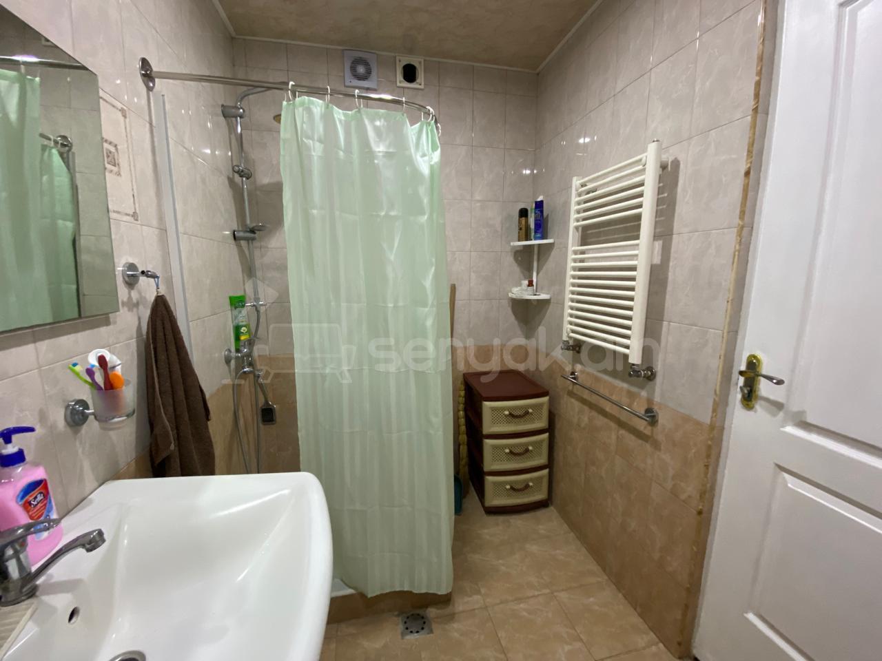 4 Սենյականոց Բնակարան Քարե Շենքում, 154քմ, 1/5 հարկ, Նորմալ Վիճակում