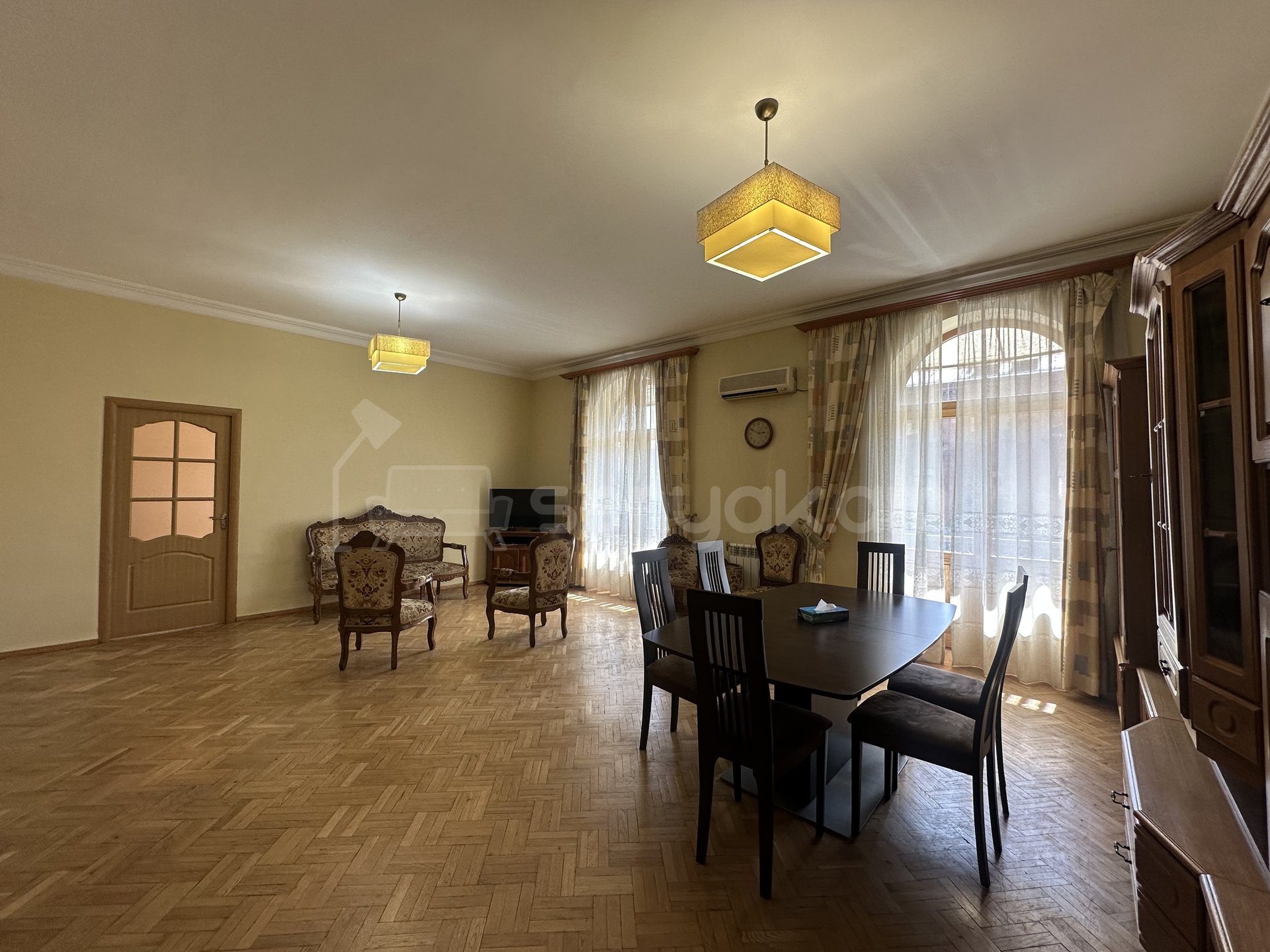 4 Սենյականոց Բնակարան Քարե Շենքում, 125քմ, 3/5 հարկ, Կապիտալ Վերանորոգված, Կահավորված, Արևկող