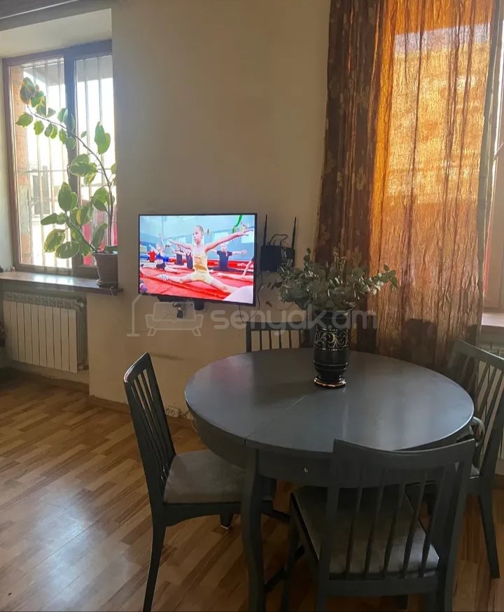 1 Սենյականոց Բնակարան Քարե Շենքում, 40քմ, 3/5 հարկ, Նորմալ Վիճակում, Կահավորված