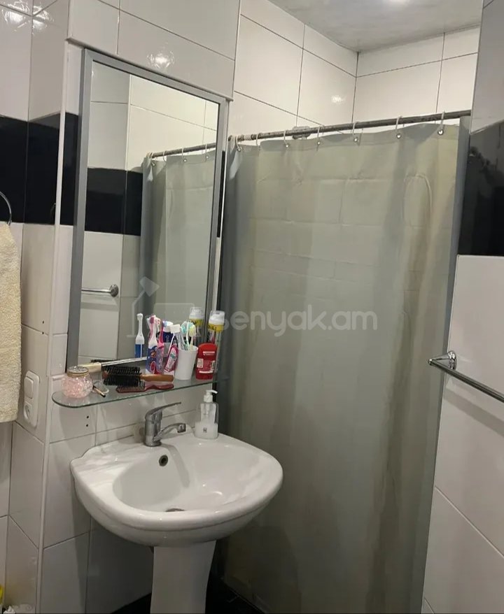 1 Սենյականոց Բնակարան Քարե Շենքում, 40քմ, 3/5 հարկ, Նորմալ Վիճակում, Կահավորված