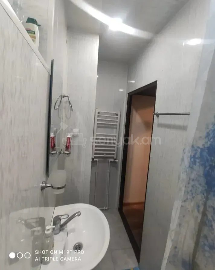 3 Սենյականոց Բնակարան Քարե Շենքում, 80քմ, 4/4 հարկ, Նորմալ Վիճակում, Կահավորված