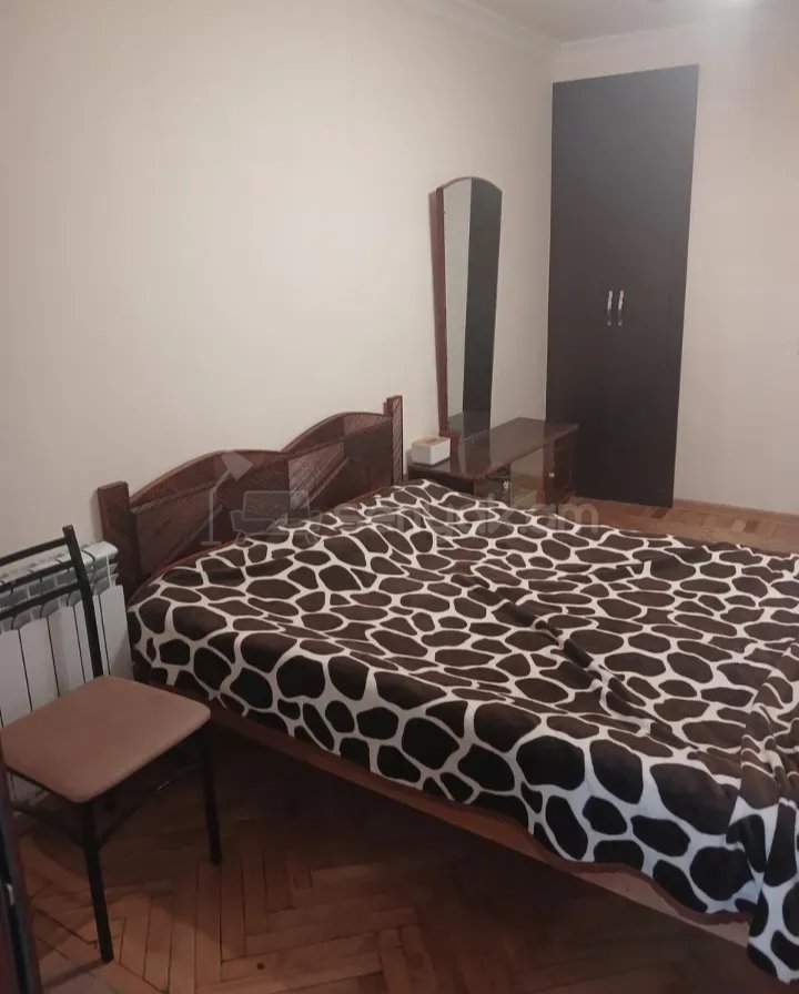 3 Սենյականոց Բնակարան Քարե Շենքում, 80քմ, 4/4 հարկ, Նորմալ Վիճակում, Կահավորված