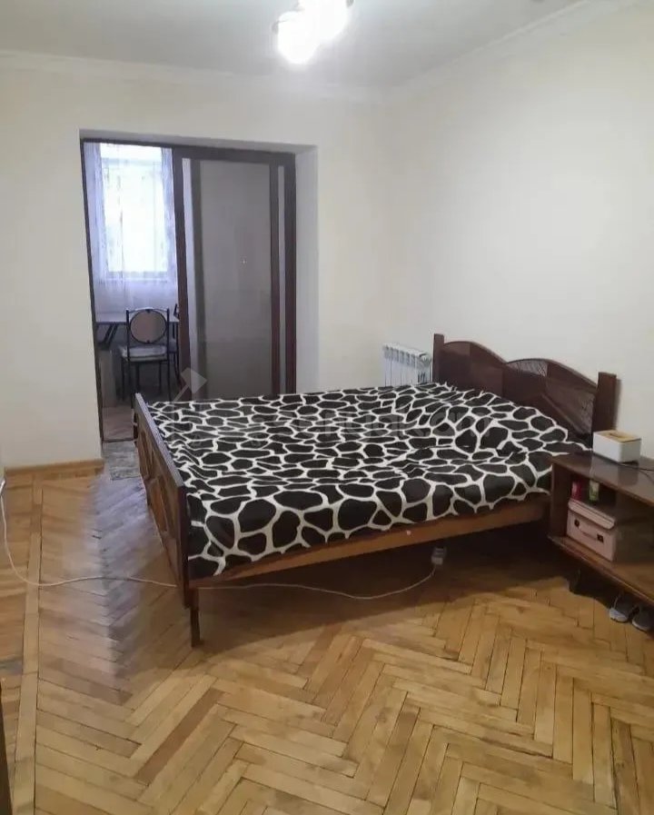 3 Սենյականոց Բնակարան Քարե Շենքում, 80քմ, 4/4 հարկ, Նորմալ Վիճակում, Կահավորված