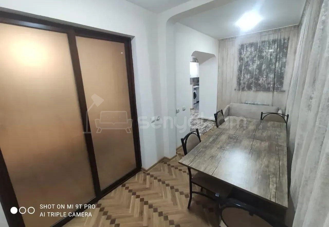 3 Սենյականոց Բնակարան Քարե Շենքում, 80քմ, 4/4 հարկ, Նորմալ Վիճակում, Կահավորված