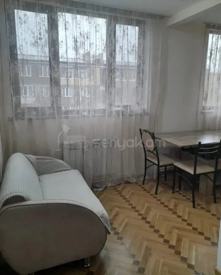 3 Սենյականոց Բնակարան Քարե Շենքում, 80քմ, 4/4 հարկ, Նորմալ Վիճակում, Կահավորված