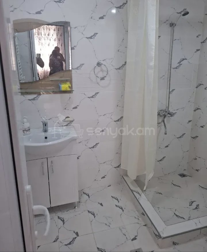 3 Սենյականոց Բնակարան Քարե Շենքում, 72քմ, 3/9 հարկ, Նորմալ Վիճակում, Կահավորված, Արևկող