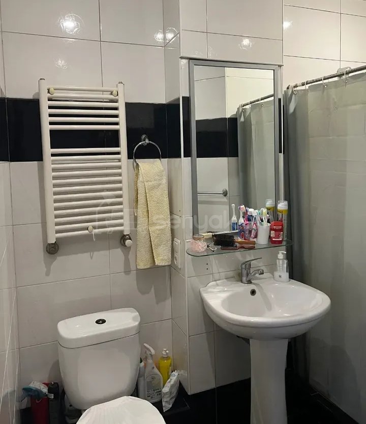 1 Սենյականոց Բնակարան Քարե Շենքում, 42քմ, 3/5 հարկ, Նորմալ Վիճակում, Կահավորված