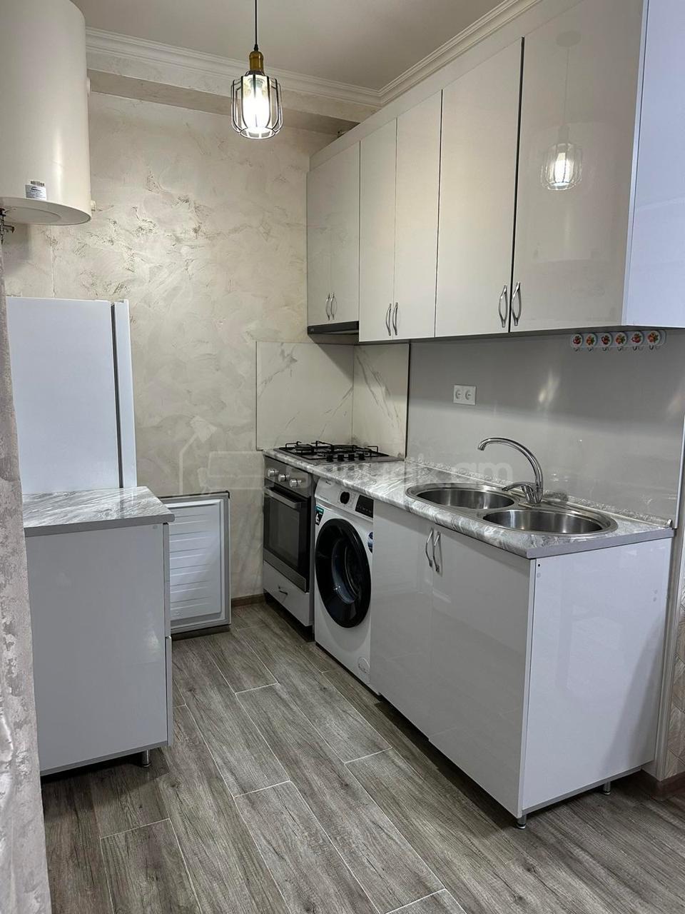 3 Սենյականոց Բնակարան Քարե Շենքում, 50քմ, 4/5 հարկ, Կապիտալ Վերանորոգված