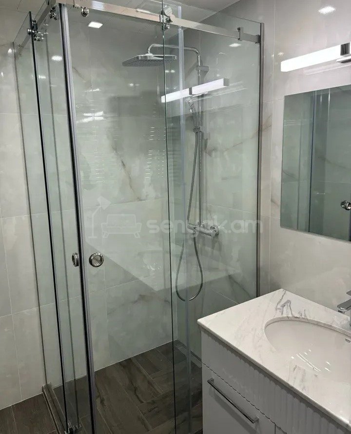 5 Սենյականոց Բնակարան Քարե Շենքում, 161քմ, 2/5 հարկ, Դիզայներական Վերանորոգված