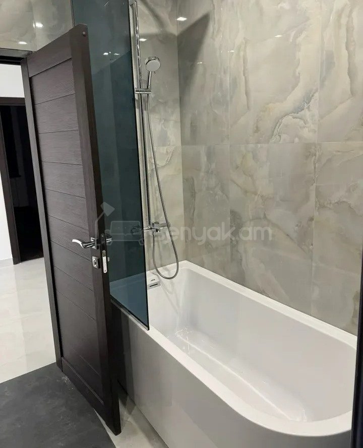 5 Սենյականոց Բնակարան Քարե Շենքում, 161քմ, 2/5 հարկ, Դիզայներական Վերանորոգված